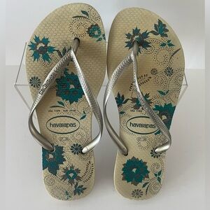 HAVAIANAS SLIM FLIP FLOPS
Good Pre-owned Condition 
GREEN FLORAL PRINT